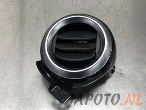 Używane Kratka wentylacyjna boczna Nissan Micra (K14) 1.0 IG-T 100 Cena € 19,95 Procedura marży oferowane przez Japoto Parts B.V.