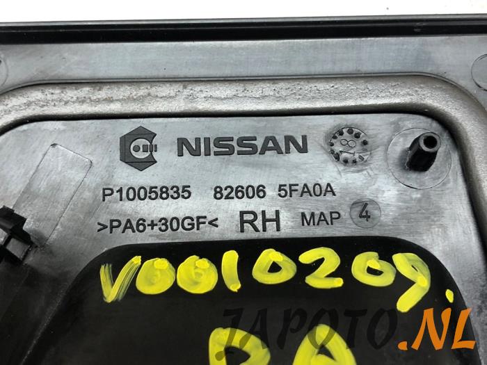 Poignée de porte arrière droite d'un Nissan Micra (K14) 1.0 IG-T 100 2020