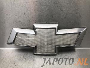 Używane Emblemat Chevrolet Spark (M300) 1.2 16V Cena € 15,00 Procedura marży oferowane przez Japoto Parts B.V.