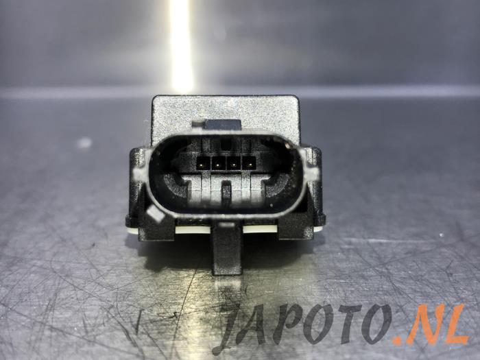 Airbag sensor from a Toyota Auris Touring Sports (E18) 1.2 T 16V 2016