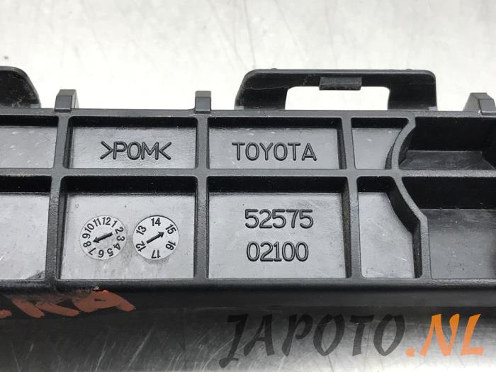 Rear bumper bracket, right from a Toyota Auris Touring Sports (E18) 1.2 T 16V 2015