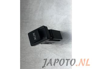 Używane Zlacze AUX/USB Toyota Yaris II (P9) 1.33 16V Dual VVT-I Cena € 19,95 Procedura marży oferowane przez Japoto Parts B.V.
