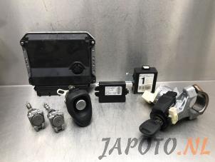 Usados Cerradura de contacto y ordenador Toyota Yaris II (P9) 1.33 16V Dual VVT-I Precio € 150,00 Norma de margen ofrecido por Japoto Parts B.V.
