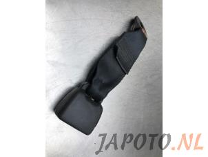 Used Rear seatbelt buckle, centre Toyota Yaris II (P9) 1.33 16V Dual VVT-I Price € 14,95 Margin scheme offered by Japoto Parts B.V.