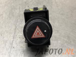 Usados Interruptor de luz de pánico Toyota Auris Touring Sports (E18) 1.2 T 16V Precio € 9,95 Norma de margen ofrecido por Japoto Parts B.V.