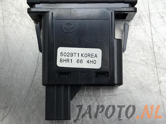 Panikbeleuchtung Schalter van een Mazda 6 SportBreak (GJ/GH/GL) 2.2 SkyActiv-D 150 16V 2015