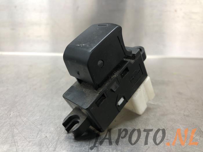 Usados Interruptor de ventanilla eléctrica Subaru Impreza III (GH/GR) 2.0D AWD Precio € 15,75 Norma de margen ofrecido por Japoto Parts B.V.