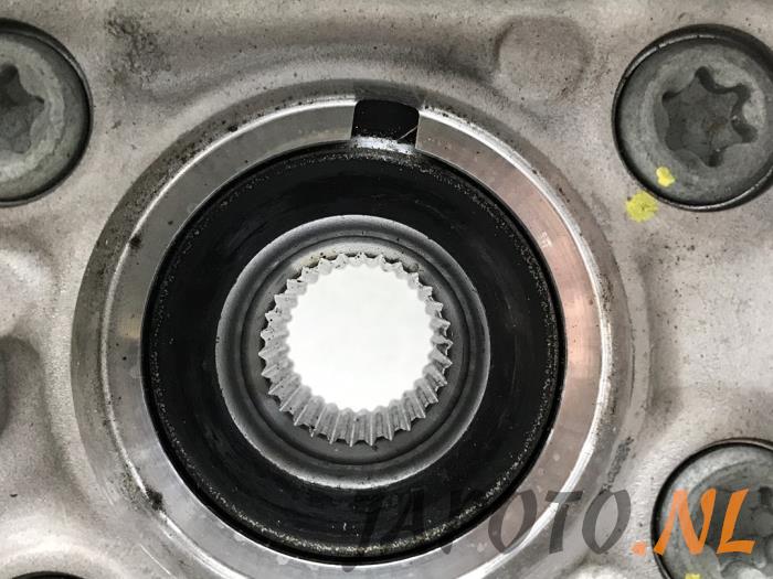 Buje de rueda delante de un Kia Sportage (NQ5) 1.6 T-GDi Hybrid 16V AWD 2023