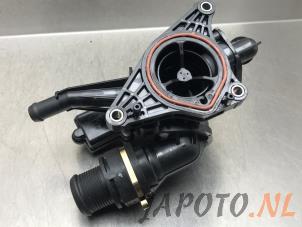 Usagé Boîtier thermostat Kia Sportage (NQ5) 1.6 T-GDi Hybrid 16V AWD Prix € 149,00 Règlement à la marge proposé par Japoto Parts B.V.