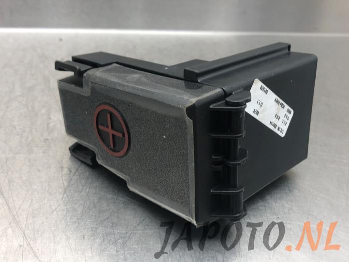 Poste de batería de un Kia Sportage (NQ5) 1.6 T-GDi Hybrid 16V AWD 2023