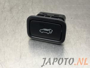 Usados Interruptor del portón trasero Kia Sportage (NQ5) 1.6 T-GDi Hybrid 16V AWD Precio € 9,95 Norma de margen ofrecido por Japoto Parts B.V.