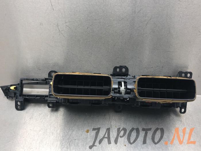 Rejilla de aire de salpicadero de un Toyota Auris (E18) 1.8 16V Hybrid 2014