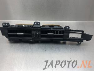 Używane Kratka wentylacyjna deski rozdzielczej Toyota Auris (E18) 1.8 16V Hybrid Cena € 49,95 Procedura marży oferowane przez Japoto Parts B.V.