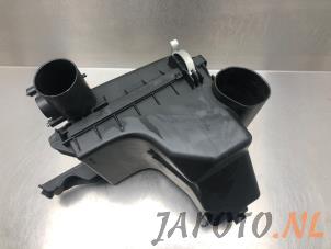 Usados Cuerpo de filtro de aire Toyota Auris (E18) 1.8 16V Hybrid Precio € 99,95 Norma de margen ofrecido por Japoto Parts B.V.