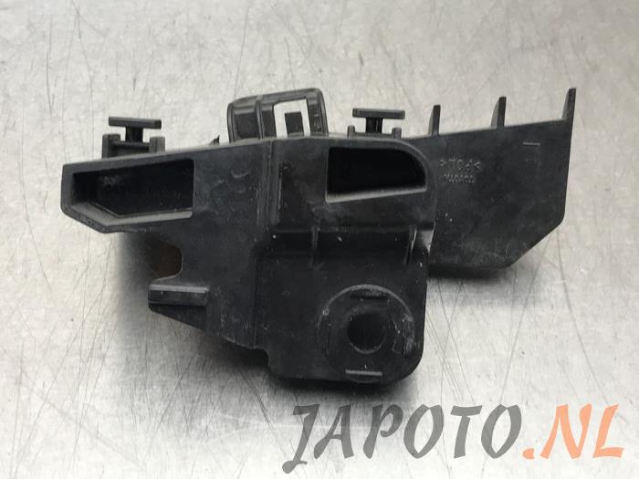 Rear bumper bracket, left from a Toyota Yaris III (P13) 1.5 16V Hybrid 2015