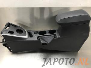 Usagé Console centrale Toyota Auris (E18) 1.8 16V Hybrid Prix € 99,00 Règlement à la marge proposé par Japoto Parts B.V.