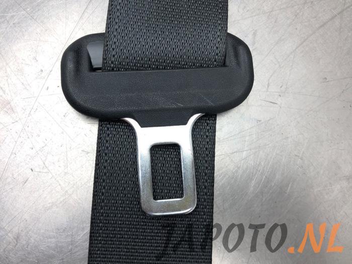 Rear seatbelt, right from a Toyota Auris (E18) 1.8 16V Hybrid 2014