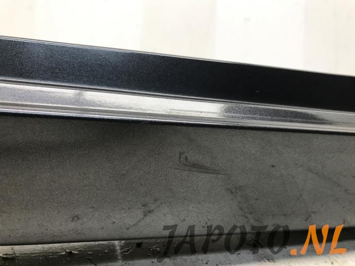 Side skirt, right from a Toyota Avensis Wagon (T27) 1.8 16V VVT-i 2010