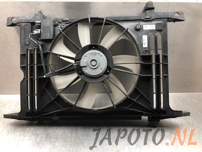 Cooling fans from a Toyota Avensis Wagon (T27) 1.8 16V VVT-i 2010