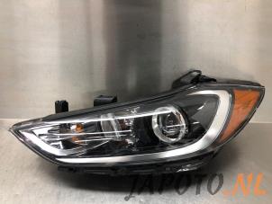 Używane Reflektor lewy Hyundai Elantra Cena € 302,44 Z VAT oferowane przez Japoto Parts B.V.