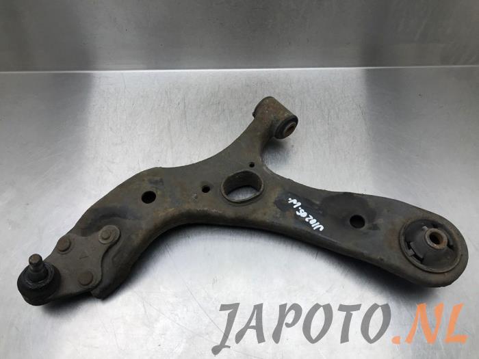 Front lower wishbone, left from a Toyota Avensis Wagon (T27) 1.8 16V VVT-i 2010