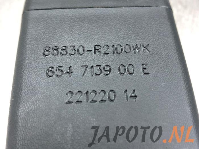 Lengüeta cinturón de seguridad izquierda delante de un Kia Sportage (NQ5) 1.6 T-GDi Hybrid 16V AWD 2023