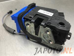 Używane Mechanizm blokady drzwi lewych przednich wersja 4-drzwiowa Hyundai Elantra Cena € 60,44 Z VAT oferowane przez Japoto Parts B.V.