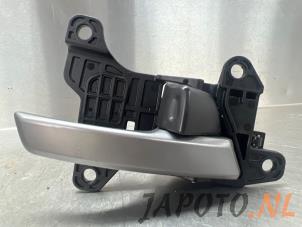 Używane Uchwyt drzwi prawych tylnych wersja 4-drzwiowa Hyundai Elantra Cena € 24,14 Z VAT oferowane przez Japoto Parts B.V.