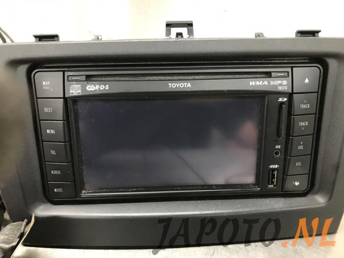 Radio CD player from a Toyota Avensis Wagon (T27) 1.8 16V VVT-i 2010