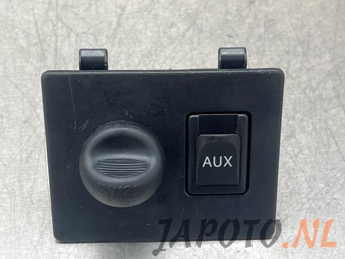 AUX / USB connection from a Toyota Avensis Wagon (T27) 1.8 16V VVT-i 2010