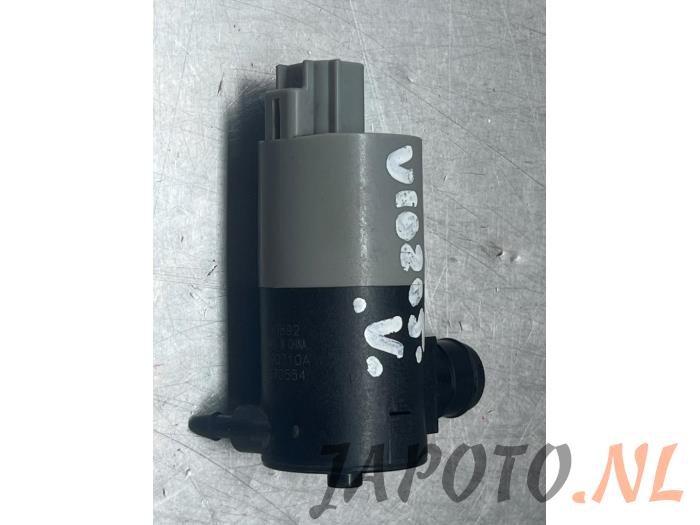 Windscreen washer pump from a Toyota Avensis Wagon (T27) 1.8 16V VVT-i 2010