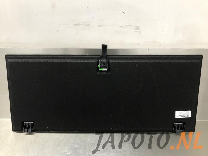 Boot mat from a Toyota Avensis Wagon (T27) 1.8 16V VVT-i 2010
