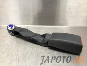 Used Rear seatbelt buckle, centre Nissan Tiida (C11X) 1.6 16V Price € 14,95 Margin scheme offered by Japoto Parts B.V.