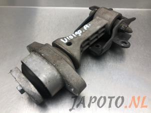 Używane Wspornik skrzyni biegów Kia Venga 1.6 CVVT 16V Cena € 19,95 Procedura marży oferowane przez Japoto Parts B.V.