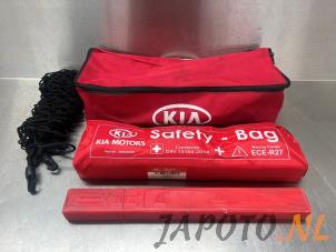 Usagé Kit premiers soins Kia Cee'd Sportswagon (JDC5) 1.6 GDI 16V Prix € 9,95 Règlement à la marge proposé par Japoto Parts B.V.