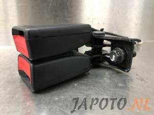 Used Rear seatbelt buckle, left Kia Cee'd Sportswagon (JDC5) 1.6 GDI 16V Price € 19,95 Margin scheme offered by Japoto Parts B.V.