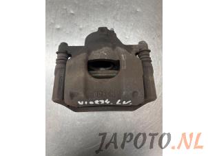 Używane Zacisk hamulcowy lewy przód Toyota Aygo (B40) 1.0 12V VVT-i Cena € 24,95 Procedura marży oferowane przez Japoto Parts B.V.