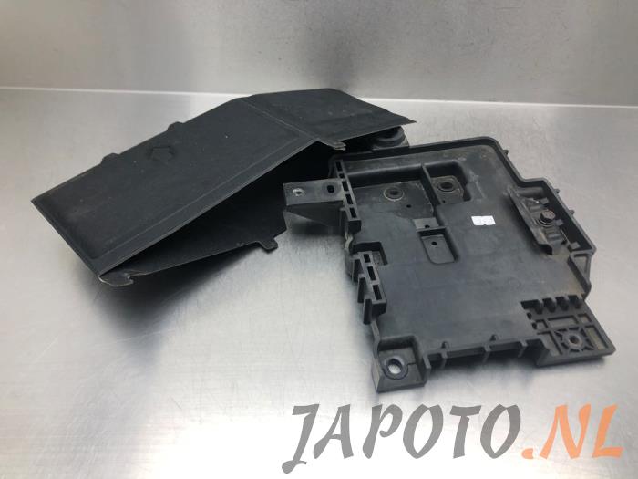 Battery box from a Hyundai i10 (B5) 1.0 12V 2015