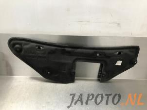 Używane Wygluszenie pokrywy silnika Toyota Aygo (B40) 1.0 12V VVT-i Cena € 39,95 Procedura marży oferowane przez Japoto Parts B.V.