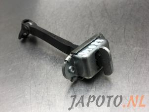 Usagé Butée 4portes arrière gauche Toyota Aygo (B40) 1.0 12V VVT-i Prix € 14,95 Règlement à la marge proposé par Japoto Parts B.V.