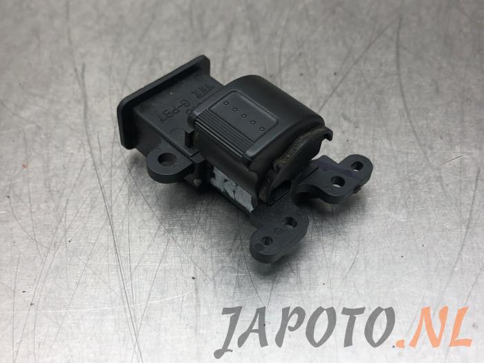 Usados Interruptor de ventanilla eléctrica Honda Civic (ES) 1.3 16V VTEC-i IMA Precio € 10,45 Norma de margen ofrecido por Japoto Parts B.V.