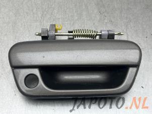 Usagé Poignée de porte avant droite Chevrolet Spark (M300) 1.0 16V Bifuel Prix € 49,99 Règlement à la marge proposé par Japoto Parts B.V.