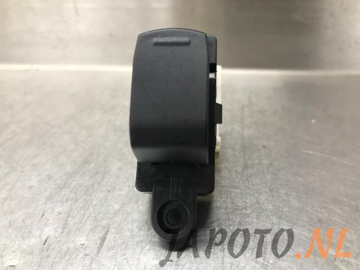 Usados Interruptor de ventanilla eléctrica Suzuki Ignis (MF) 1.2 Dual Jet 16V Precio € 15,70 Norma de margen ofrecido por Japoto Parts B.V.