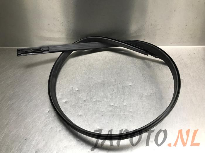 Roof strip, left from a Suzuki Ignis (MF) 1.2 Dual Jet 16V 2018
