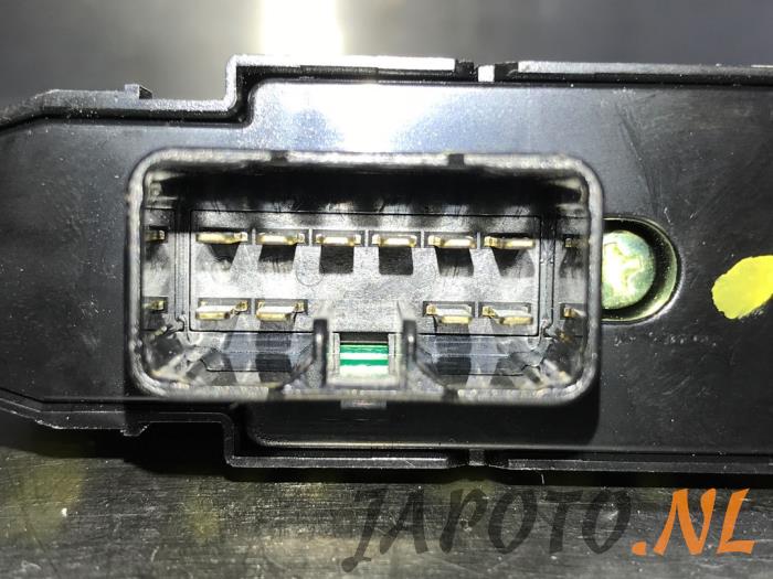 Interruptor de ventanilla eléctrica de un Hyundai iX35 (LM) 1.6 GDI 16V 2014