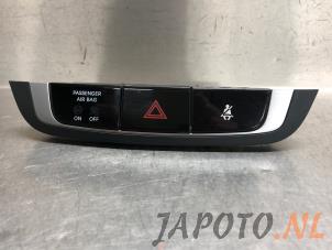Usados Interruptor de luz de pánico Hyundai iX35 (LM) 1.6 GDI 16V Precio € 24,95 Norma de margen ofrecido por Japoto Parts B.V.