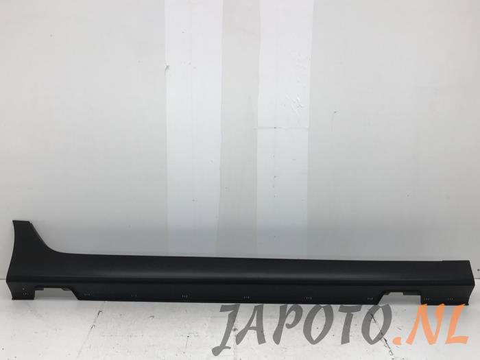 Side skirt, right from a Hyundai iX35 (LM) 1.6 GDI 16V 2014