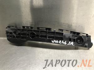 Używane Wspornik zderzaka lewy tyl Toyota Yaris III (P13) 1.5 16V Hybrid Cena € 14,95 Procedura marży oferowane przez Japoto Parts B.V.