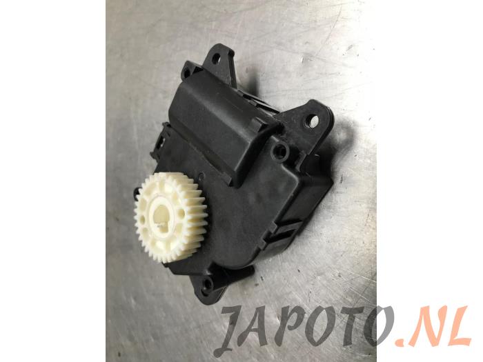 Heater valve motor from a Toyota Yaris III (P13) 1.5 16V Hybrid 2015