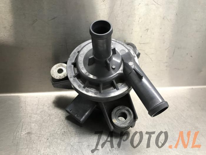 Usagé Pompe à eau Toyota Yaris III (P13) 1.5 16V Hybrid Prix € 52,49 Règlement à la marge proposé par Japoto Parts B.V.